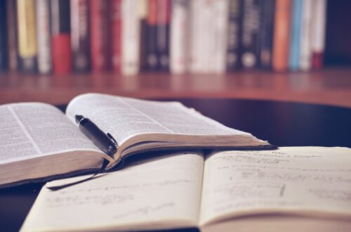 Libri aperti con penna e appunti per corsi di formazione teologica e spiritualità della Diocesi di Milano