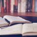 ⁠Libri aperti con penna e appunti per corsi di formazione teologica e spiritualità della Diocesi di Milano