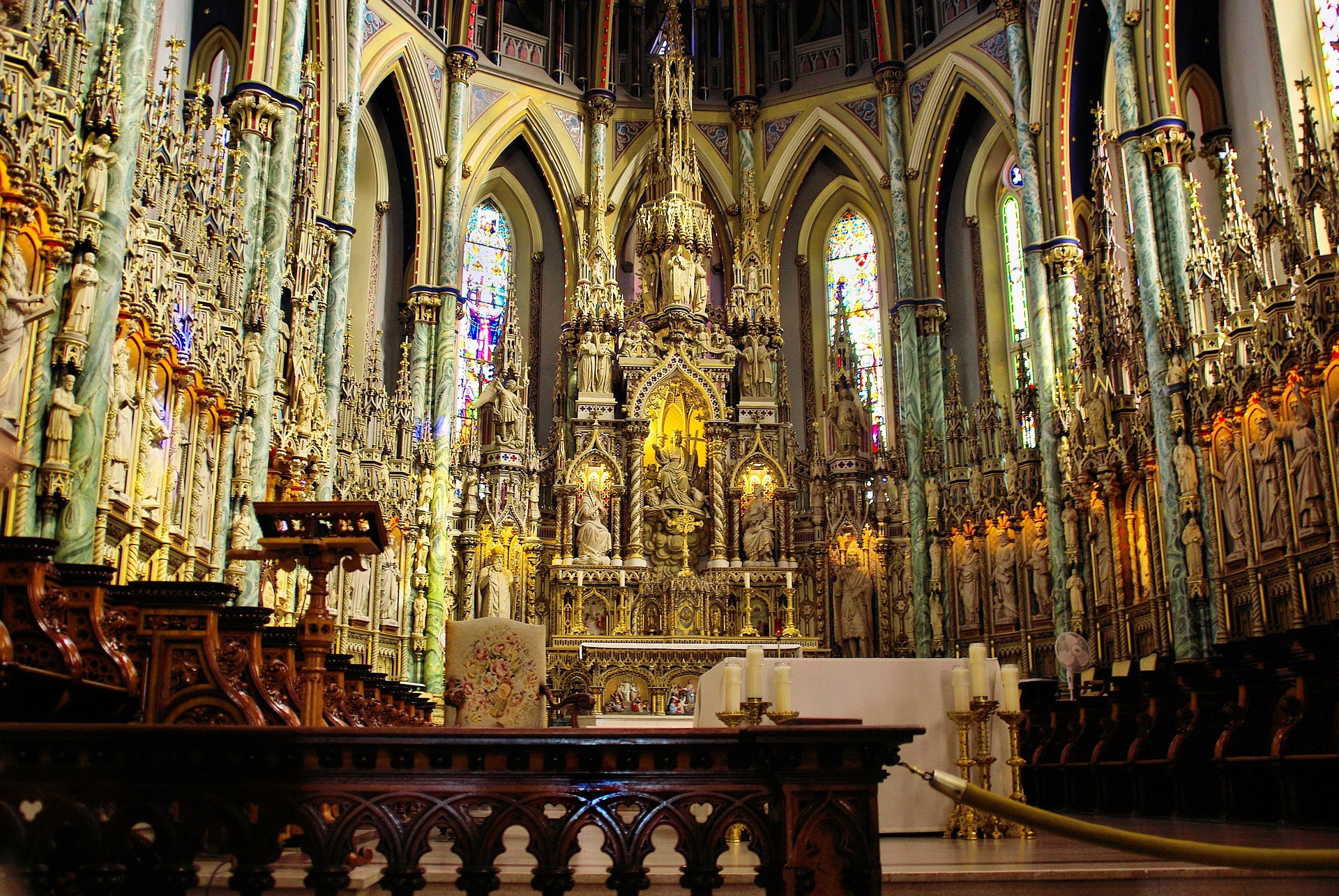 Interno di chiesa gotica con altare e vetrate per il corso di musica e liturgia Te Laudamus della Diocesi di Milano