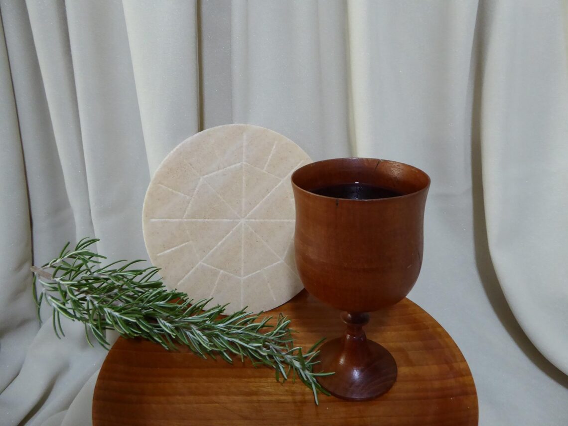 Calice di legno, ostia magno e rametto di rosmarino per le Giornate Eucaristiche
