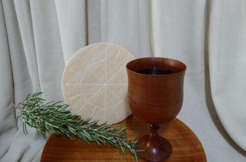 Calice di legno, ostia magno e rametto di rosmarino per le Giornate Eucaristiche