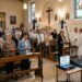 Comunità Pastorale Sacra Famiglia di Cocquio Trevisago in preghiera durante la diretta radiofonica in chiesa